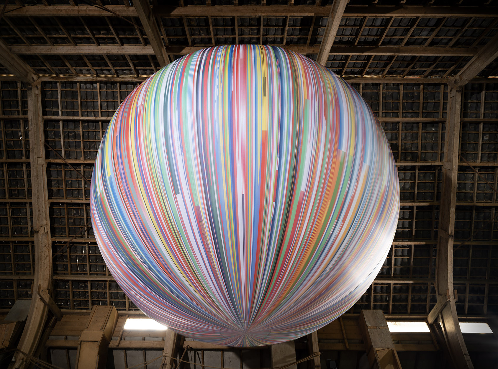 grote ballon die in een schuur hangt
